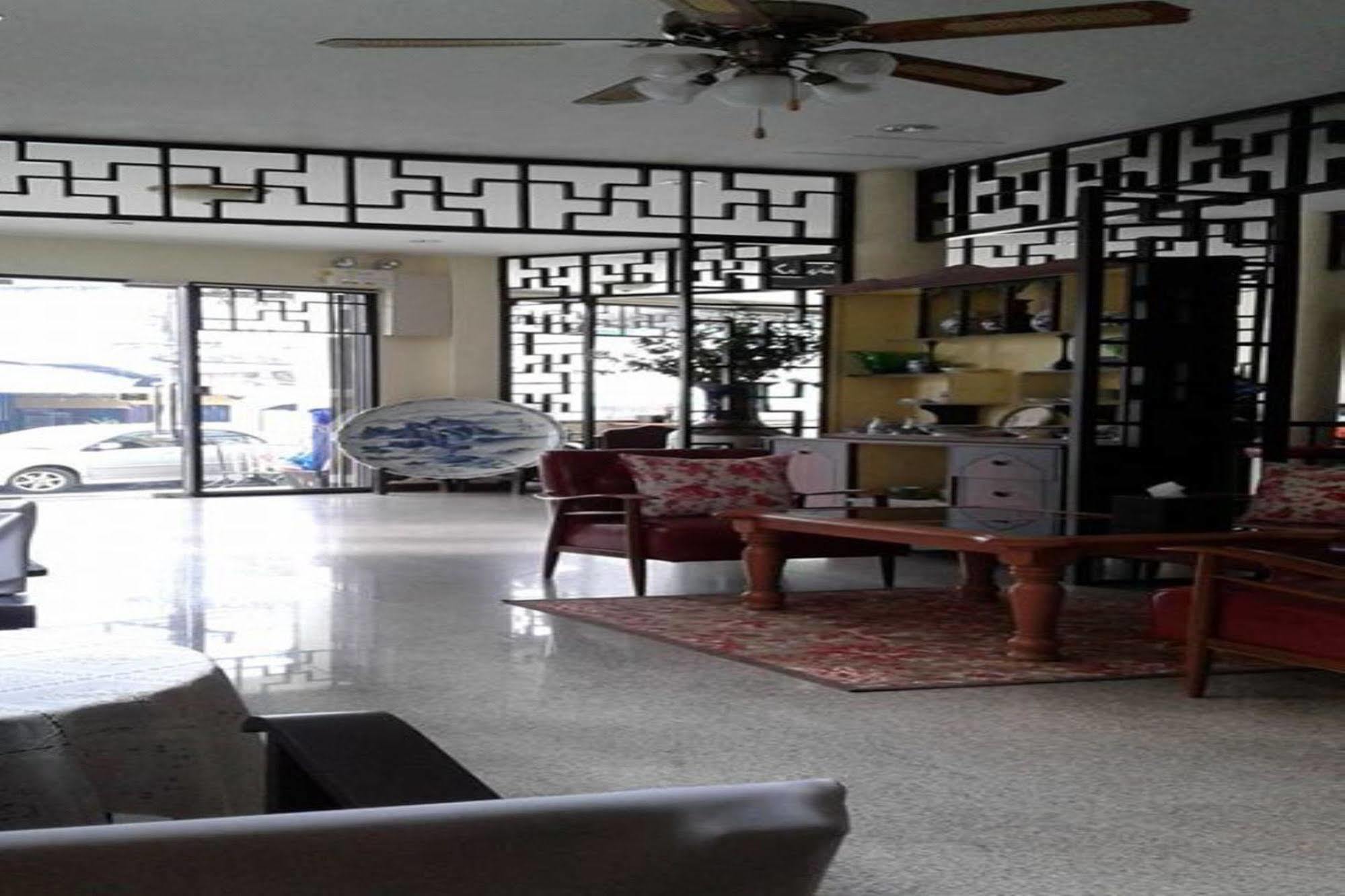 Srisomboon Hostel Trang Exterior foto