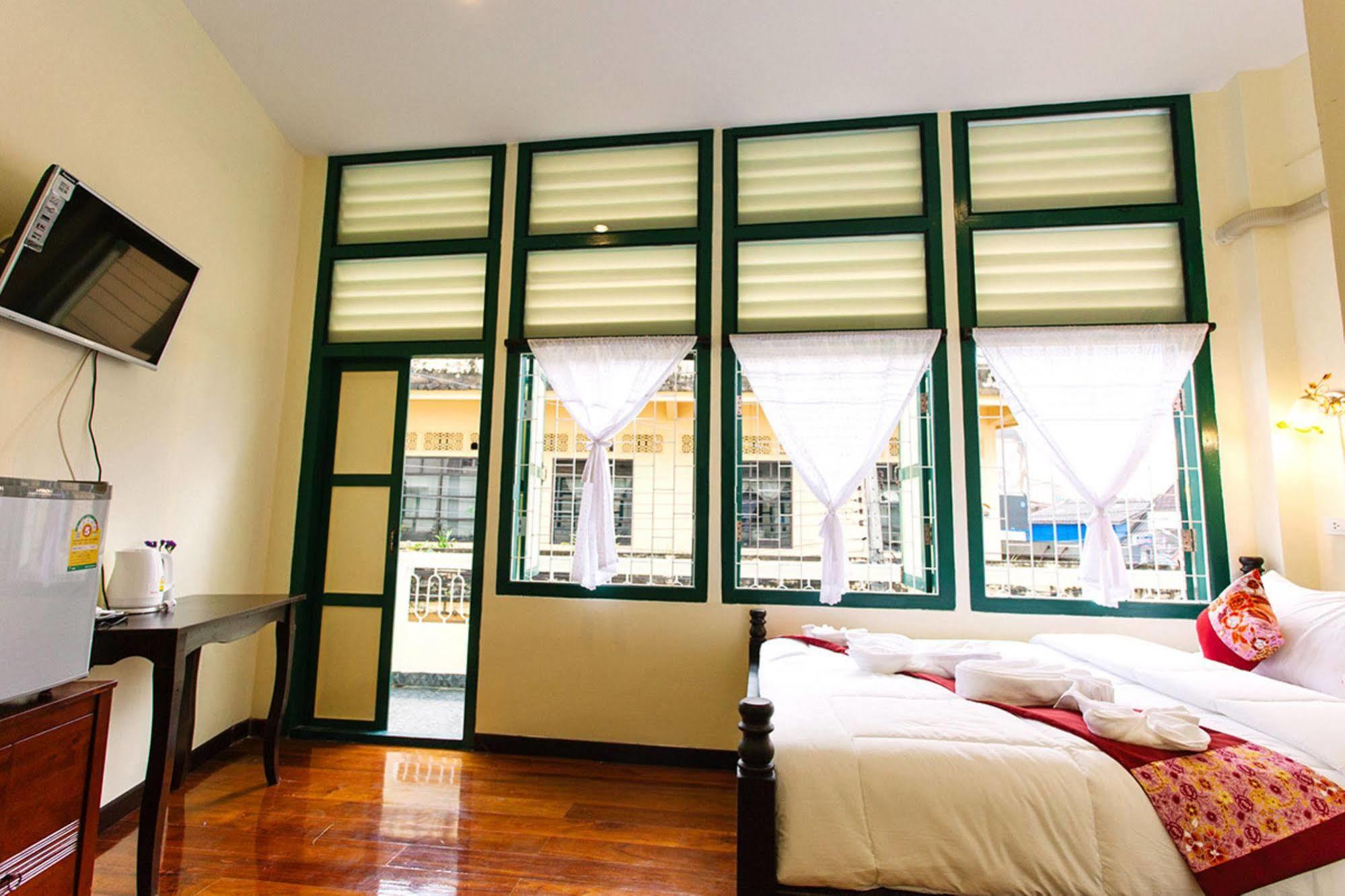 Srisomboon Hostel Trang Exterior foto